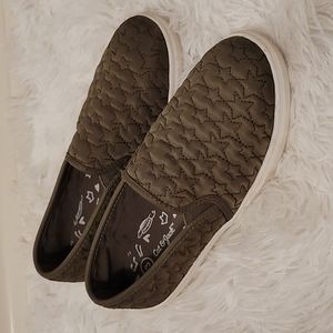 Cat and Jack shoes Size 3 Olive Green